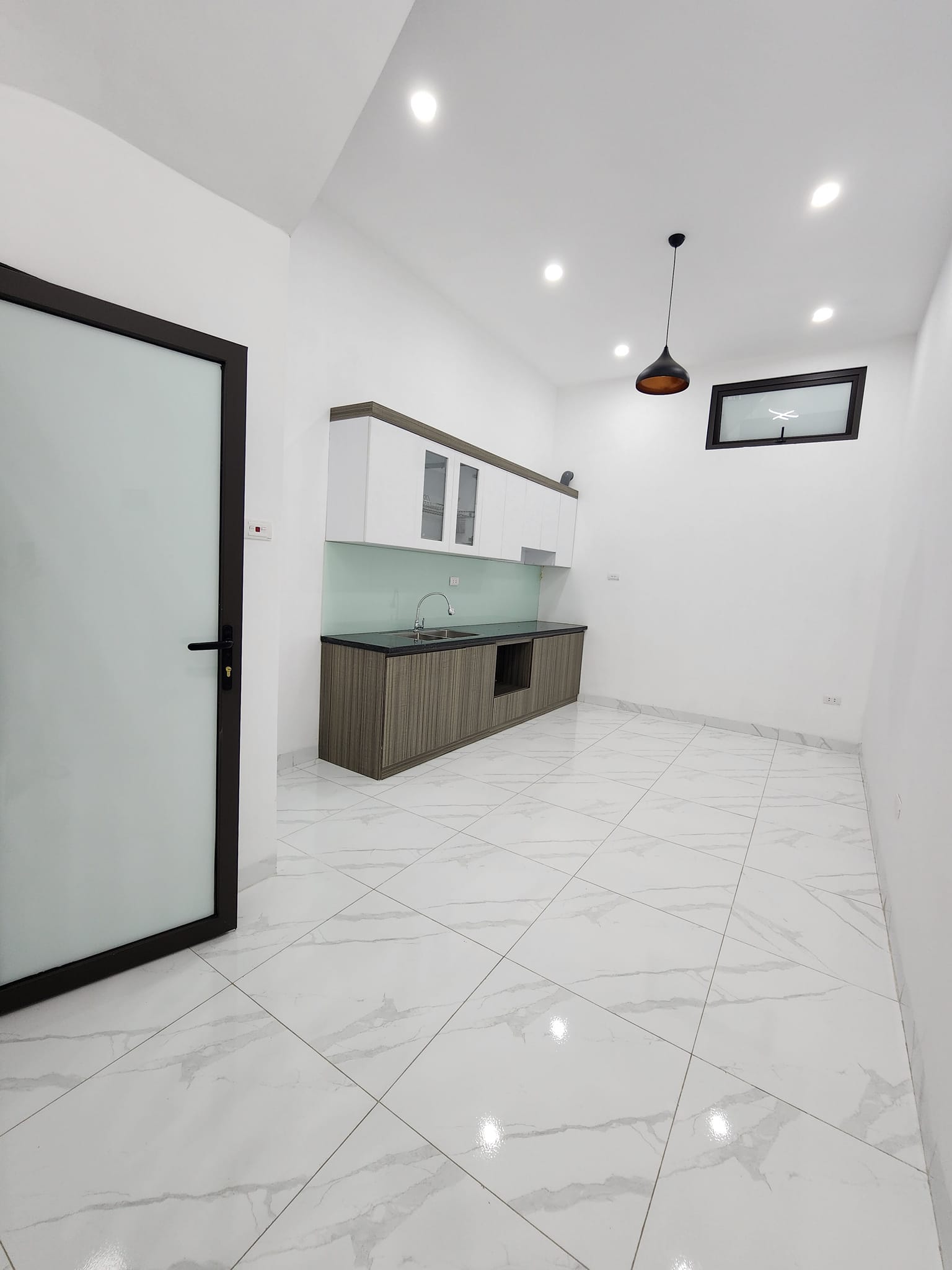 Bán gấp nhà phố Dịch Vọng, Cầu Giấy 50m 6 tầng, mt 6m, ngõ ô tô, 50m ra phố.